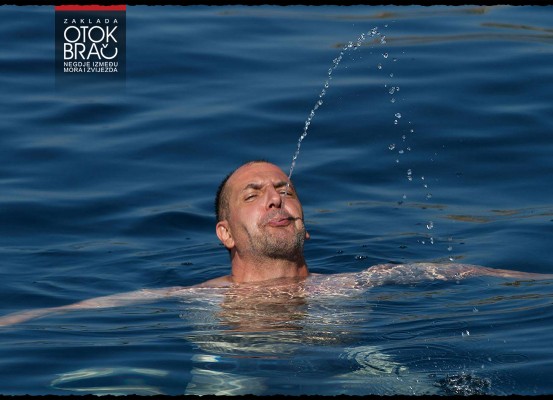 FONTANA NA PLAŽI BANJ (foto © Luka Dragičević Parader)
